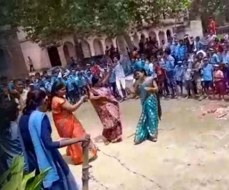 बिहार: नवादा में स्वतंत्रता दिवस पर भोजपुरी गाने पर जमकर नाचीं स्कूल की टीचर, वीडियो वायरल