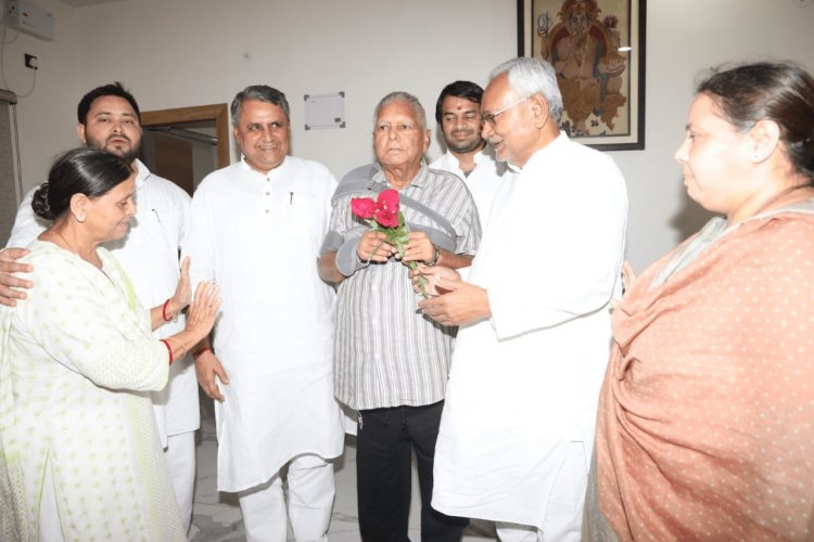 बिहार: CM ने राबड़ी आवास जाकर की लालू यादव से मुलाकात, नीतीश कुमार ने RJD सुप्रीमो को दिया गुलाब