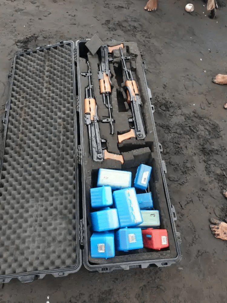 महाराष्ट्र: रायगढ़ में श्रीवर्धन बंदरगाह के पास संदिग्ध  बोट पर मिलीं तीन AK-47:पुलिस ने बुलेट्स के बॉक्स जब्त किए