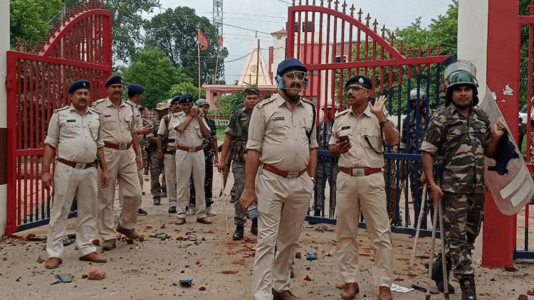 झारखंड: गढ़वा में मेराल पुलिस  स्टेशन पर ग्रामीणों का हमला, लाठी चार्ज,  पथराव ,पुलिसकर्मी सहित कई लोग घायल