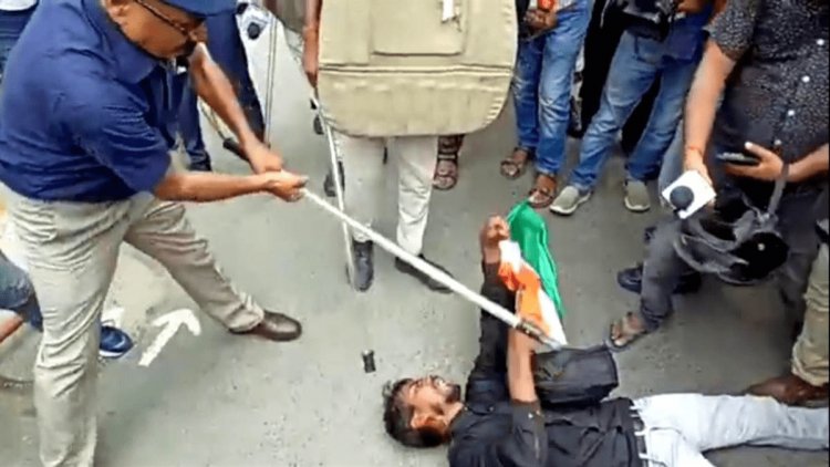 बिहार: पटना में तिरंगा लिए शिक्षक अभ्यर्थी की लाठी से पिटाई करने वाले एडीएम केके सिंह का ट्रांसफर