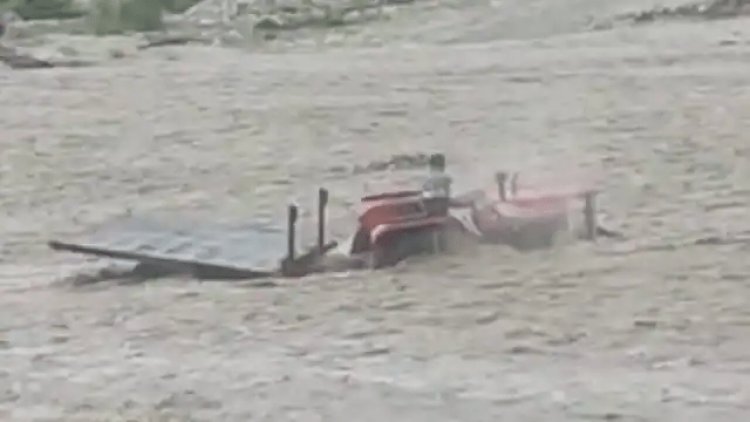 उत्तर प्रदेश: बादशाहीबाग नदी में अचानक आई बाढ़, ट्रैक्टर के साथ बहा ड्राइवर, बहादुरी से बची जान