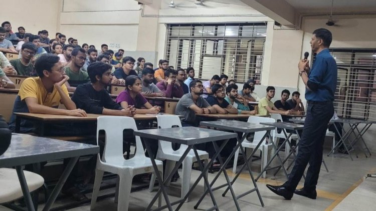 IIT ISM में स्टूडेंट्स से रूबरू हुए SSP, बोले-आगे बढ़ने से अधिक महत्वपूर्ण है कि आपने समाज के लिए क्या किया!