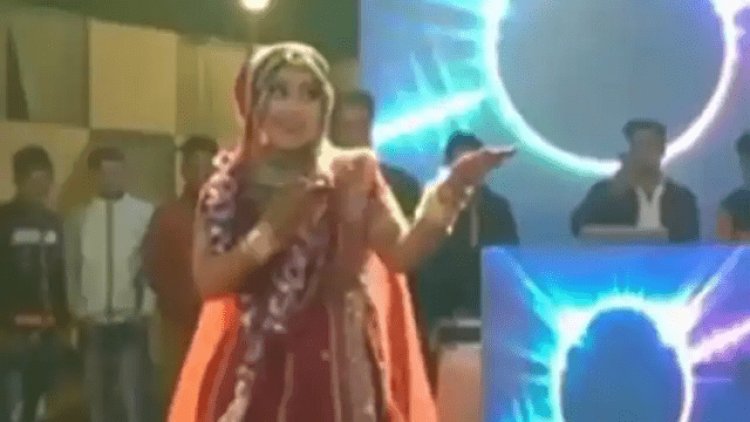 शादी के स्टेज पर  दुल्हन का धमाकेदार डांस ,  mujhe naulakha manga de....Video' वायरल