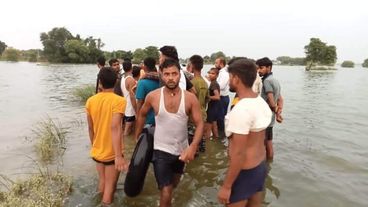 उत्तर प्रदेश: गाजीपुर में गंगा नदी में 30 लोगों से भरी नाव पलटी, दो की मौत, पांच लापता