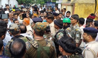 धनबाद: चासनाला सेल जीएम और पाथरडीह थाना प्रभारी के खिलाफ मजदूरों का प्रदर्शन