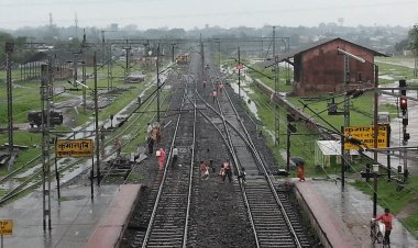 धनबाद: शराब पीकर कुमारधुबी रेलवे स्टेशन के टिकट काउंटर पर सो गया था रेल स्टाफ, तीन सस्पेंड