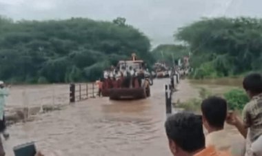 कर्नाटक: JCB पर बैठ स्कूली बच्चों ने पार किया पुल, भारी बारिश के कारण जलजमाव, समंदर बना बेंगलुरु