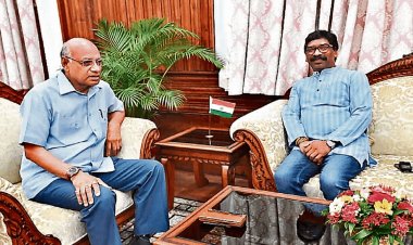 झारखंड: CM हेमंत सोरेन  ने गवर्नर से की मुलाकात,  सौंपा पत्र, संविधान व लोकतंत्र की रक्षा की लगाई गुहार