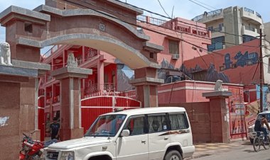 उत्तर प्रदेश: प्रयागराज में महंत नरेंद्र गिरि के कमरे से तीन करोड़ कैश और 50 किलो सोना मिला