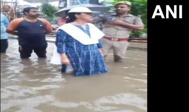 बारिश से जलमग्न हुआ लखनऊ का कई एरिया, कमिश्नर रोशन जैकब ने पानी में पैदल चल लिया जायजा