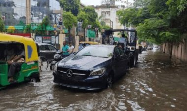 उत्तर प्रदेश: लखनऊ में मर्सिडीज ने की ट्रैक्टर की सवारी, बारिश में फेल हो गई लाखों की कार