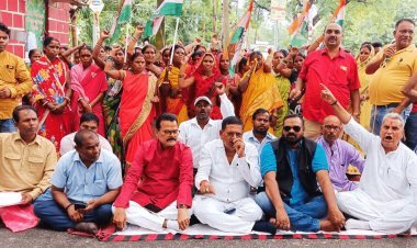 धनबाद: 80 लाभुकों को पहली किस्त के बाद नहीं मिली राशि, अधूरा पड़ा है घर, नगर निगम के सामने  प्रदर्शन