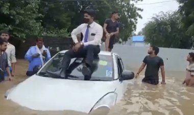 गुरुग्राम: बारिश से हुए जलजमाव, पानी में फंसकर तैरने लगी कैब, बचने को छत पर चढ़े पैसेंजर्स