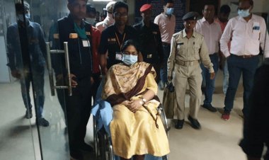 झारखंड: IAS पूजा सिंघल को सांस लेने में दिक्कत, सीने में दर्द, होटवार जेल से रांची रिम्स में एडमिट