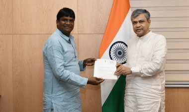 कतरास स्टेशन पर 26 जोड़ी ट्रेनों के पुनः ठहराव की मांग, बाघमारा MLA ढुल्लू महतो ने रेल मिनिस्टर को सौंपा ज्ञापन