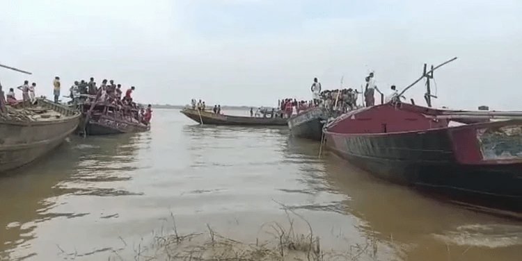 पटना:  मनेर में गंगा नदी में दो नाव टकराई, 50 डूबे, पांच लोग लापता