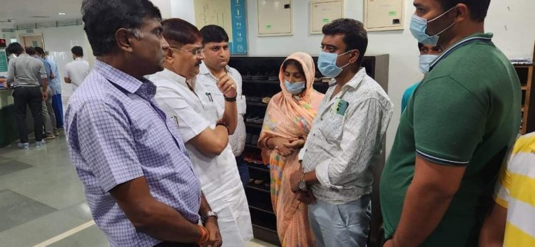 मिशन हॉस्पिटल में एडमिट भौंरा ओपी प्रभारी हिमांशु की मां से मिले राज सिन्हा, चीफ सेकरेटरी से की बात