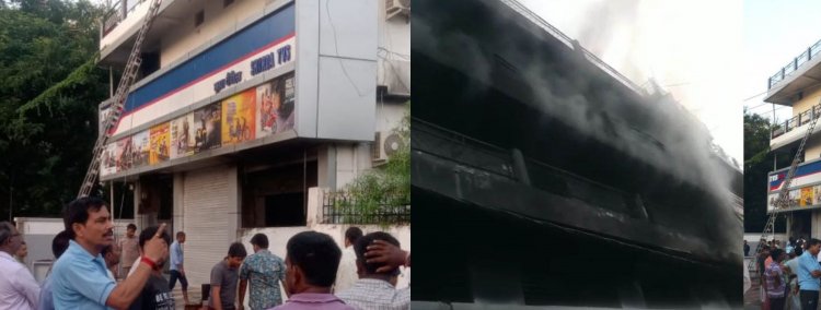 पलामू में टीवीएस शोरूम में लगी आग, दर्जनों बाइक जलकर खाक, दम घुटने से मालिक की मां की मौत