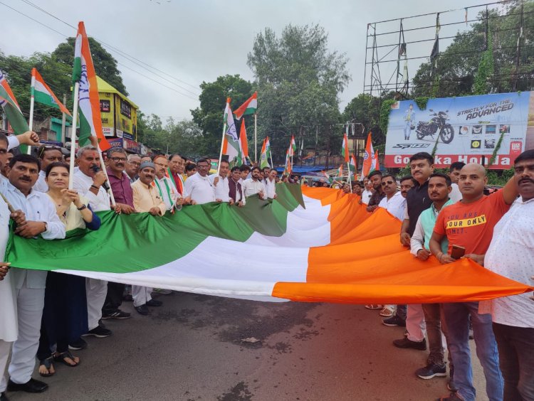 धनबाद: 100 फीट लम्बे तिरंगे के साथ कांग्रेस का भारत जोड़ो पदयात्रा कार्यक्रम 
