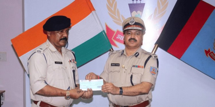 Dhanbad Muthoot Fincorp Robbery : क्रिमिनलों को मार गिराने व पकड़ने वाले पुलिसकर्मियों को DGP ने किया सम्मानित