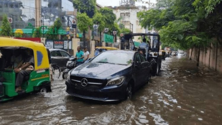 उत्तर प्रदेश: लखनऊ में मर्सिडीज ने की ट्रैक्टर की सवारी, बारिश में फेल हो गई लाखों की कार