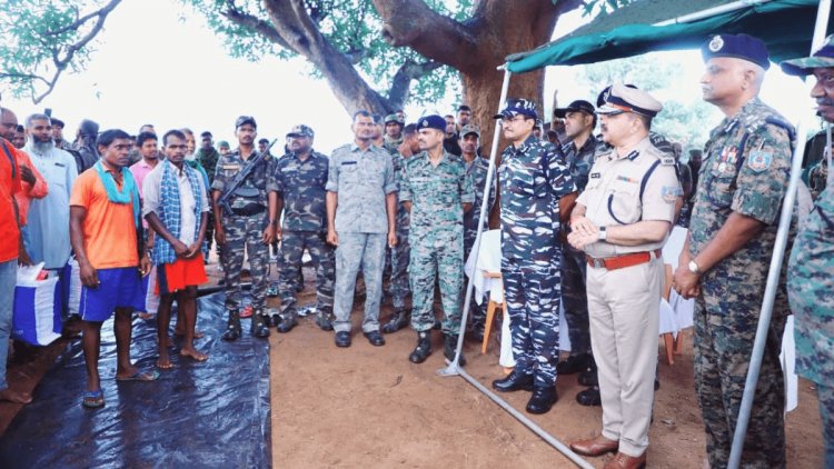 झारखंड: बूढ़ा पहाड़ पर सुरक्षा बलों का कब्जा, DGP पहुंचे, जवानों का बढ़ाया हौसला