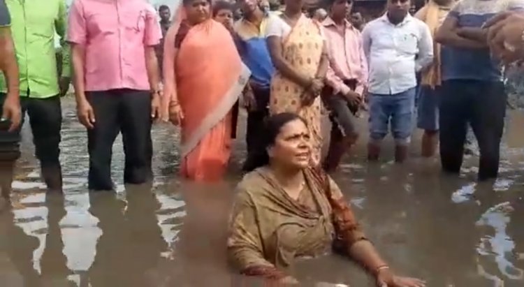 झारखंड: गोड्डा में बीच रोड में कीचड़ की पानी से नहाने लगीं  कांग्रेस MLA दीपिका पांडेय सिंह