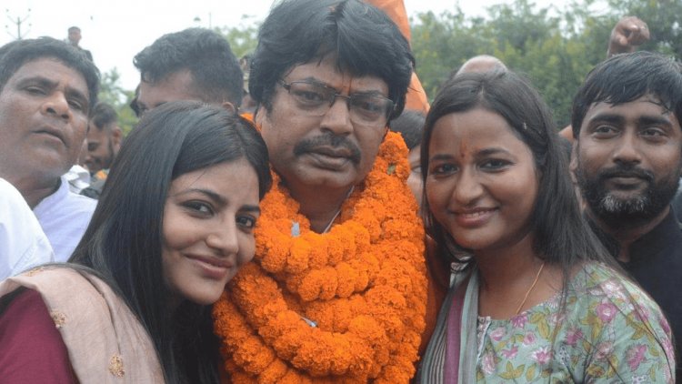 झारखंड: साढ़े चार साल बाद जेल से बाहर निकले एक्स मिनिस्टर योगेन्द्र साव, बेटी व समर्थकों ने किया स्वागत