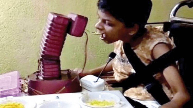 गोवा: असहाय बेटी के लिए मजदूर पिता ने बनाया 'मां रोबोट', दिव्यांग बेटी को खाना खिलाने के लिए किया यह काम