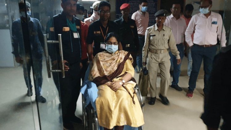 झारखंड: IAS पूजा सिंघल को सांस लेने में दिक्कत, सीने में दर्द, होटवार जेल से रांची रिम्स में एडमिट