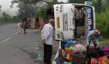 झारखंड: हजारीबाग में बस व ट्रक में भिड़ंत, चार पैसेंजर्स की मौत, 29 घायल