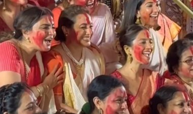 मुंबई:  विजयादशमी के अवसर पर रानी मुखर्जी, तनीषा और काजोल सिंदूर खेला पर हुईं स्पॉट