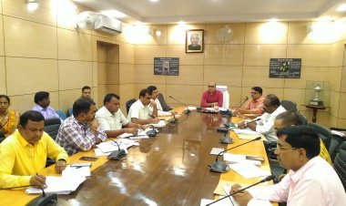 धनबाद:शत प्रतिशत सरकारी भूमि को प्रतिबंधित सूची में दर्ज करने का सभी सीओ को निर्देश