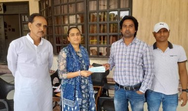 मेदांता में इलाजरत सब इंस्पेक्टर हिमांशु कुमार के परिजनों को झरिया MLA पूर्णिमा नीरज सिंह ने सौंपा दो लाख का चेक