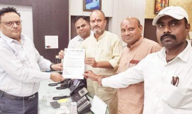 धनबाद: DRM से मिले बीजेपी लीडर मुकेश पांडेय, छठ स्पेशल ट्रेन चलाने की मांग