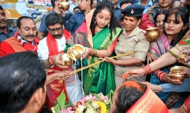 Chhath Puja 2022 : झारखंड के नदी व तालाबों में उमड़ी भीड़, CM हेमंत ने श्रद्धालुओं के साथ दिया सूर्य  को अर्घ्य