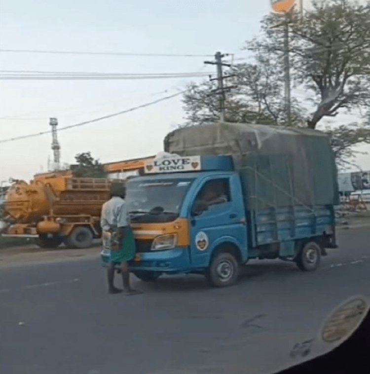 रास्ते में पैसेंजर ने रोड पर दिखाई दादागिरी, वीडियो देख हंस रहे हैं लोग 