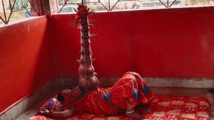 बिहार की चंचला देवी अपने सीने पर नौ कलश रख मां छिन्नमस्तिका मंदिर में साधना में है लीन