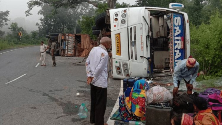 झारखंड: हजारीबाग में बस व ट्रक में भिड़ंत, चार पैसेंजर्स की मौत, 29 घायल