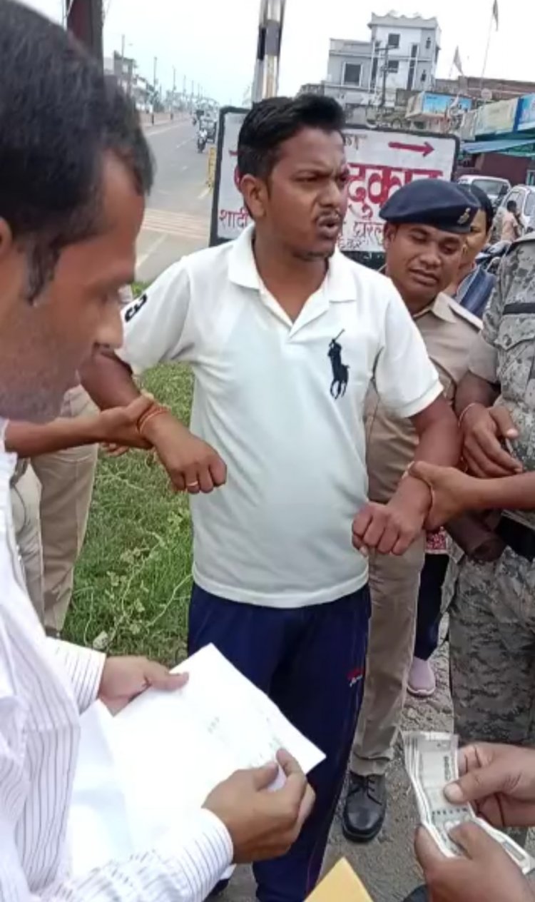 धनबाद : ACB ने तोपचांची ब्लॉक ऑफिस के कंप्यूटर ऑपरेटर को चार हजार रुपये घूस लेते दबोचा