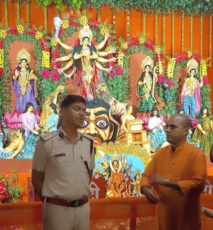 धनबाद: DC व SSP ने किया कतरास, स्टील गेट सहित अन्य पूजा पंडाल का भ्रमण