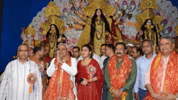 बिहार: पटना के दुर्गा पूजा पंडाल पहुंचे CM, नीतीश कुमार ने शीतला मंदिर में फोड़ा नारियल
