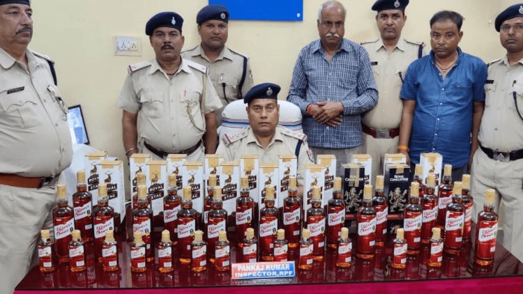 धनबाद: RPF ने 54 बोतल शराब के साथ स्टेशन पर धैया और समस्तीपुर के तस्करों को दबोचा