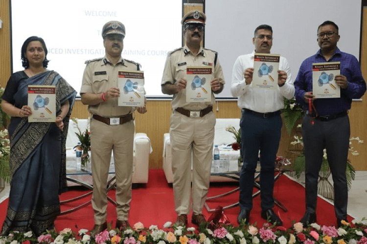 झारखंड : DGP नीरज सिन्हा और DG अनुराग गुप्ता ने पुस्तक रेडी रेफरेंस का किया विमोचन