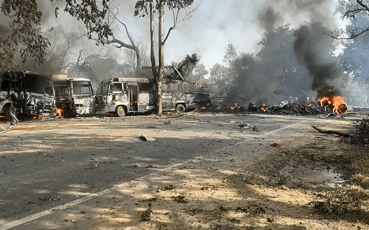 झारखंड: दुमका में बड़ा हादसा, LPG टैंकर में विस्फोट के बाद लगी आग, कई लोग झुलसे, एक की मौत, तीन बस जले