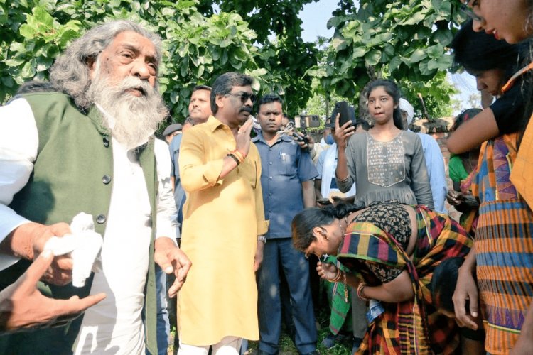 झारखंड: CM हेमंत सोरेन ने ननिहाल में मनाया सोहराय पर्व,  कहा- बंद लिफाफे को बंद ही रहने दें