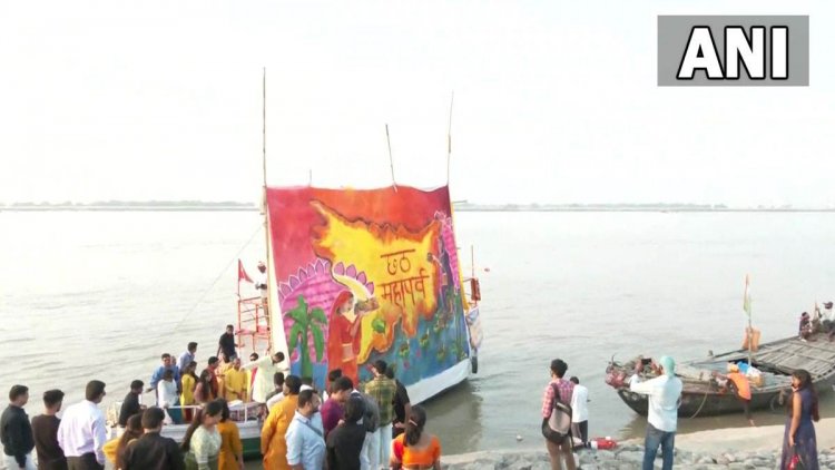 Chhat Puja 2022 : बिहार के स्टूडेंट्स व कलाकारों ने गंगा नदी पर बनाई 21 फीट लंबी पेंटिंग
