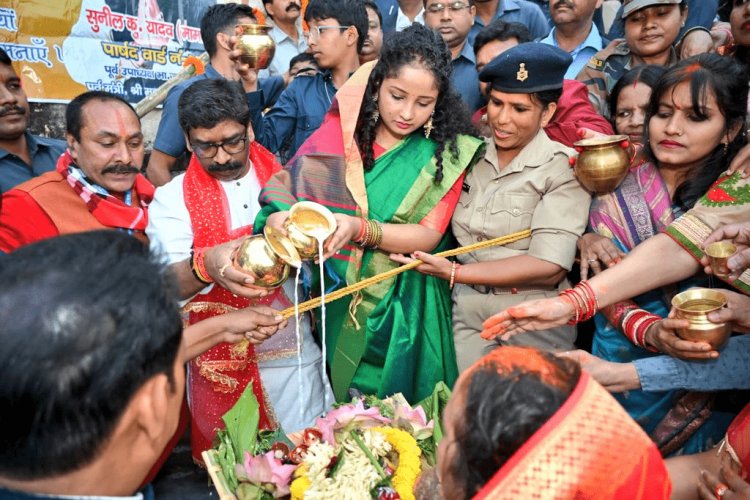 Chhath Puja 2022 : झारखंड के नदी व तालाबों में उमड़ी भीड़, CM हेमंत ने श्रद्धालुओं के साथ दिया सूर्य  को अर्घ्य