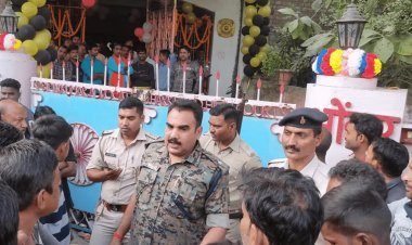 धनबाद: युवती को कोलकाता से बुलाकर बाबा करता था यौन शोषण, निरसा में जमकर हंगामा, पथराव व फायरिंग 